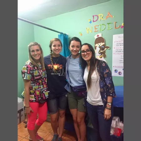 students on medical service trip to Costa Rica